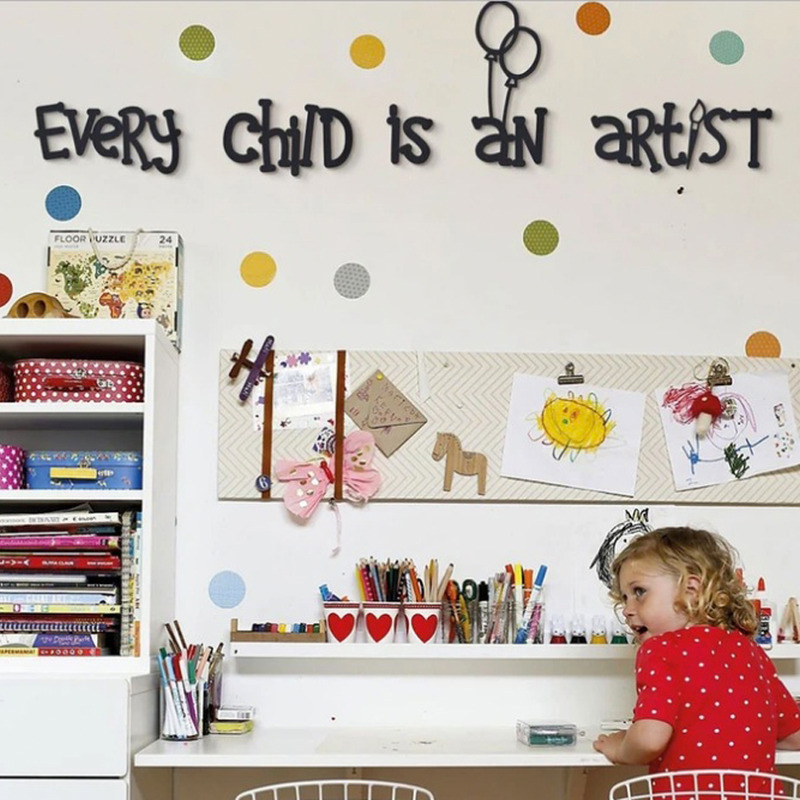 Frase decorativa de Madera VERY CHILD IS AN ARTIST